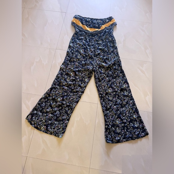 Floral Wide-Leg Pants with Yellow Trim MUDD STRAPPLES BLACK FLORAL JUMPSUIT - Picture 16 of 16